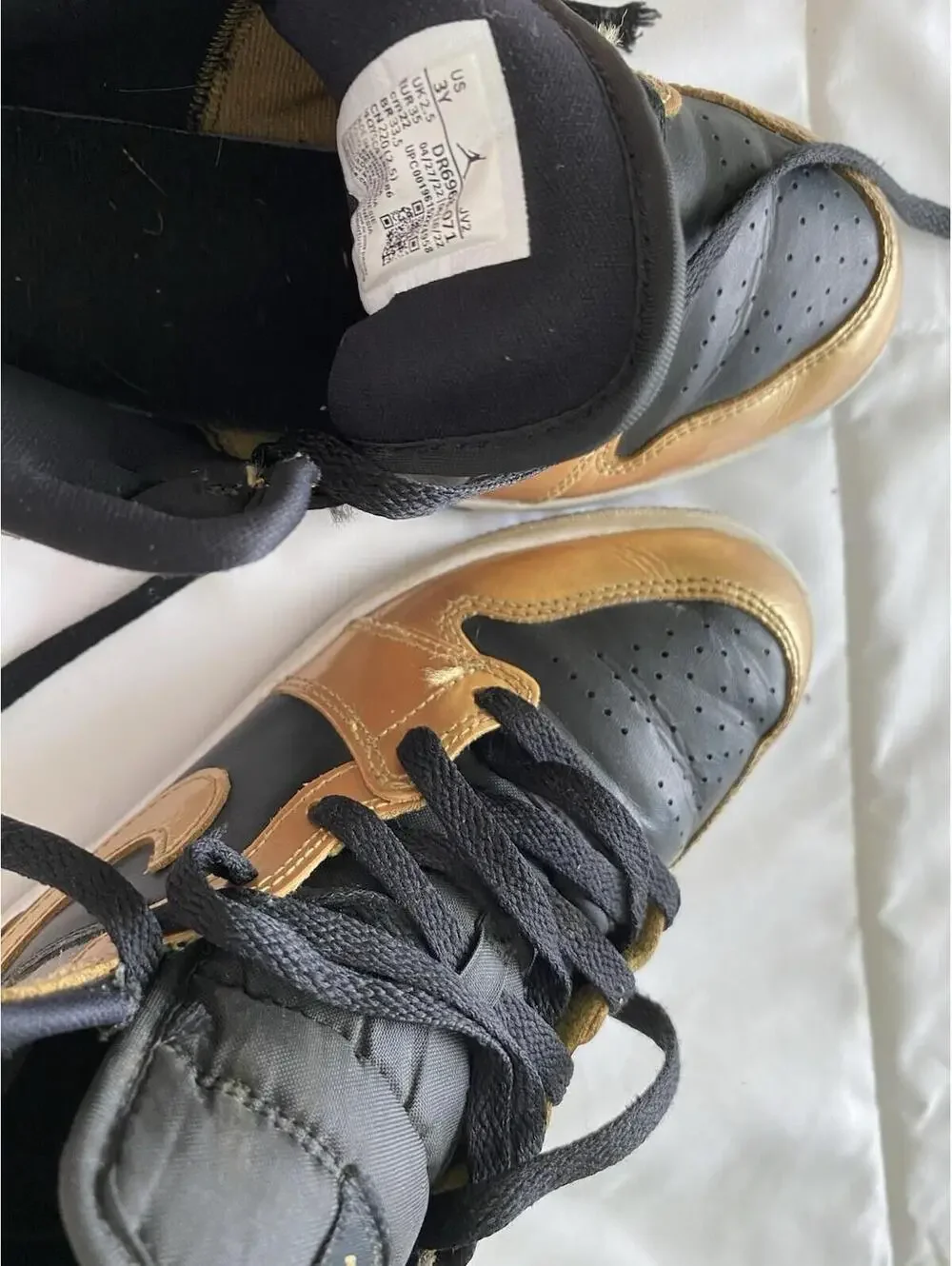 Jordan Air Jordan 1 Mid Top Leather Sneakers Black/Metallic Gold in size 3Y